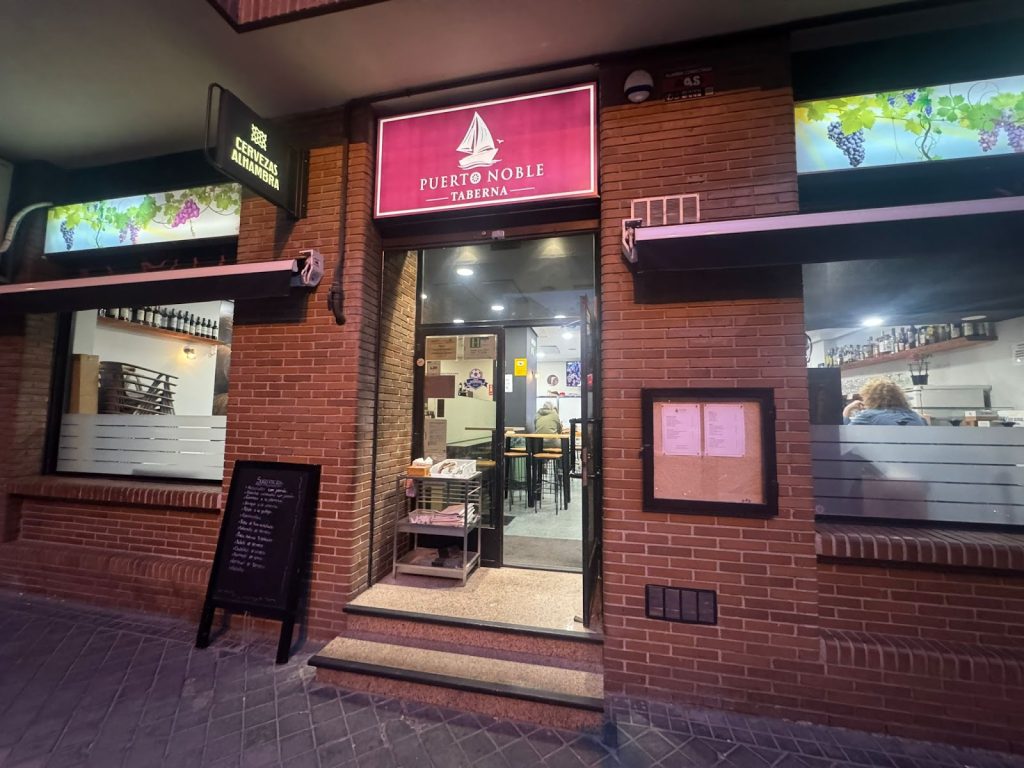 Fachada de Puerto Noble Taberna en Conde de Casal, Madrid
