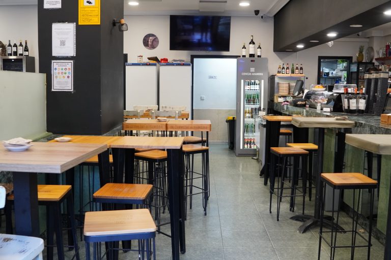 Barra y mesas altas de Puerto Noble Taberna, bar de tapas en Conde de Casal
